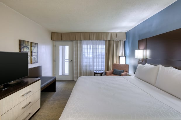 Images Holiday Inn & Suites Atlanta Airport-North by IHG