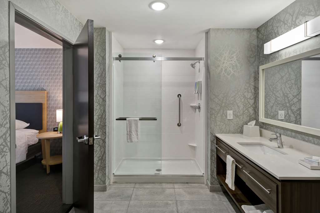 Guest room bath