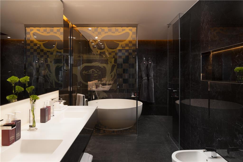 Suite bathroom