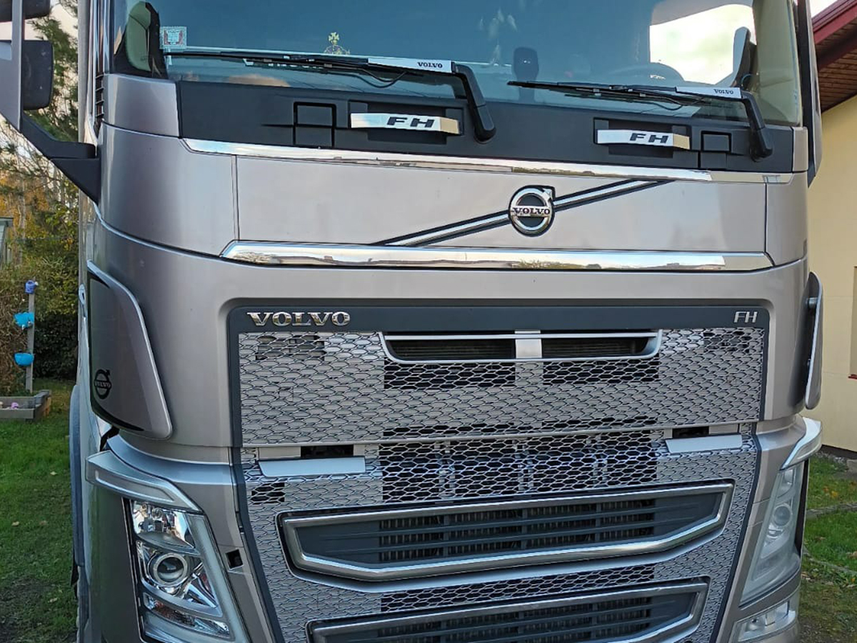 Mežmikeļi profesionālais baļķvedējs strādā mežsaimniecības ikdienas procesos.