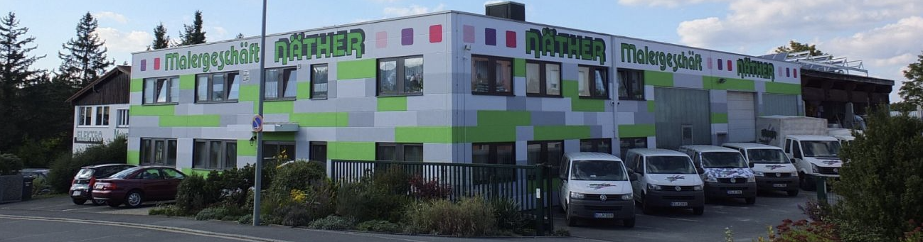 Malergeschaeft Naether in Thurnau, bei Kulmbach. Firmengebäude, Außenaufnahme.  Neu gestrichen in den Farben grün, lila, weiß.
