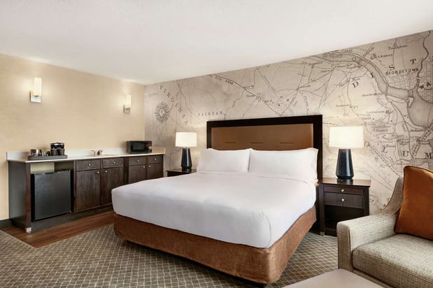 Images DoubleTree by Hilton McLean Tysons