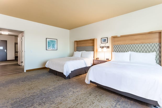 Images Holiday Inn & Suites Cedar Falls-Waterloo Event Ctr by IHG