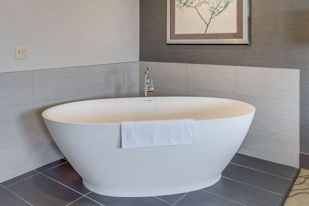 Guest room bath