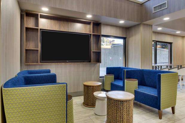 Images Holiday Inn Express & Suites Atlanta N-Perimeter Mall Area by IHG