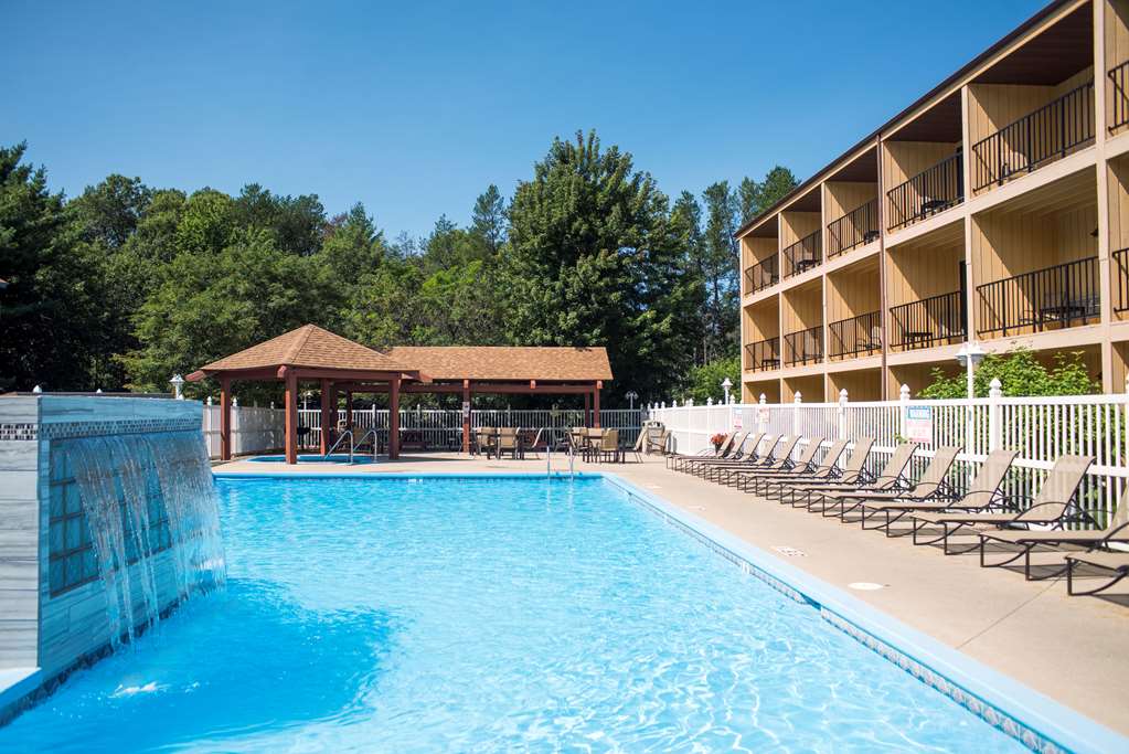 Outdoor Pool Best Western Ambassador Inn & Suites Wisconsin Dells (608)254-4477