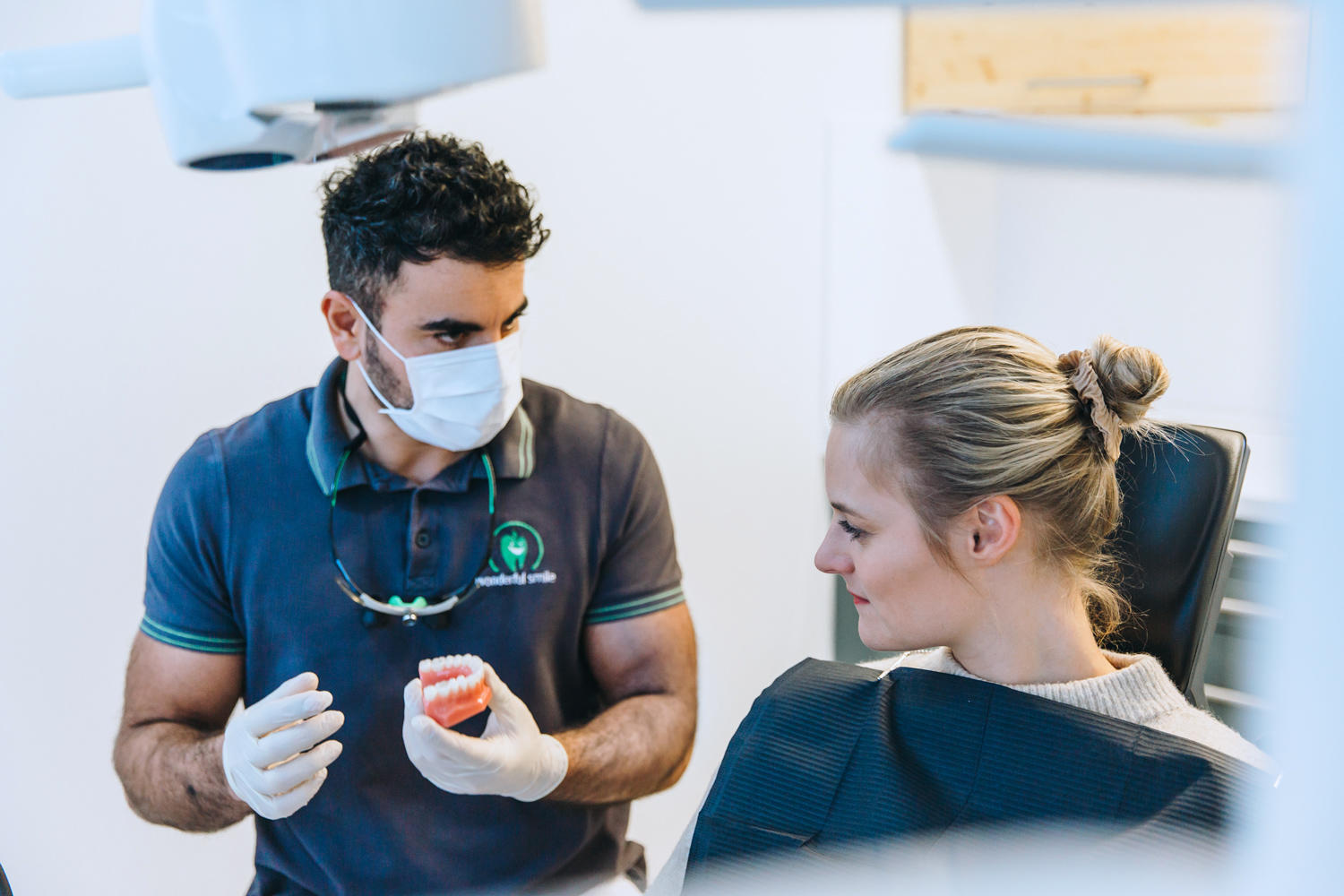 Zahnarzt Dr. Ali Naeini mit Patientin - Zahnarztpraxis Wonderful Smile Hamburg Colonnaden