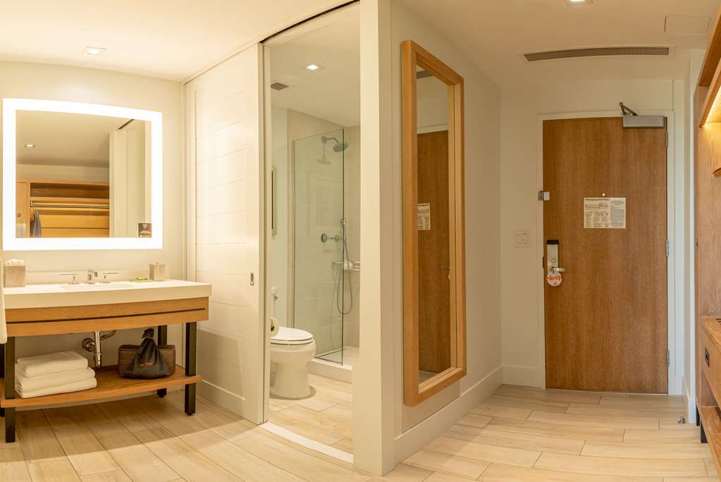 Guest room bath