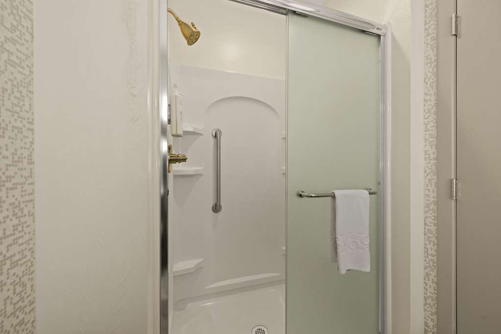 Guest room bath
