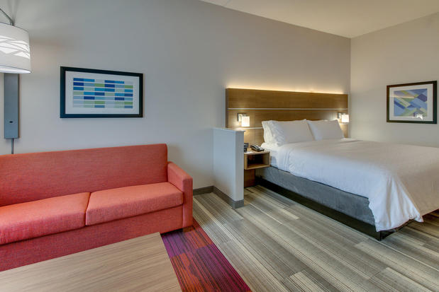 Images Holiday Inn Express & Suites Nashville Metrocenter Downtown by IHG