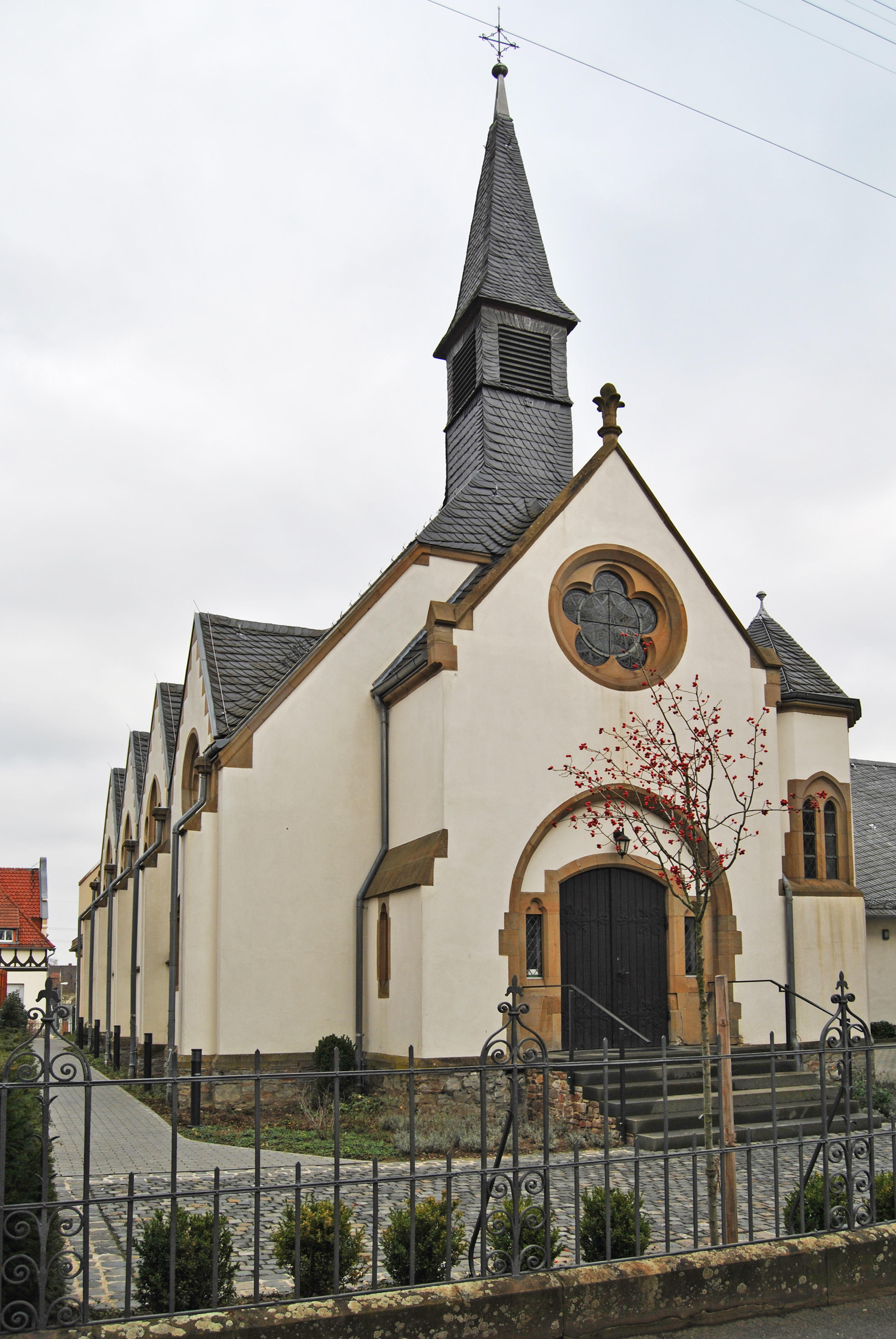 Am 1. August 1902 wurden die Christuskapelle und das jetzt als Küsterhaus genutzte Nebengebäude in der Taunussstraße nach siebenmonatiger Bauzeit eingeweiht. Der ursprüngliche Name Christuskapelle wurde nach mehr als 100 Jahren in Christuskirche umgewande