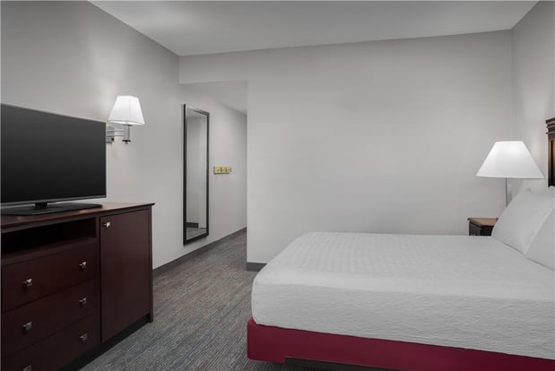 Images Hampton Inn & Suites Omaha-Downtown