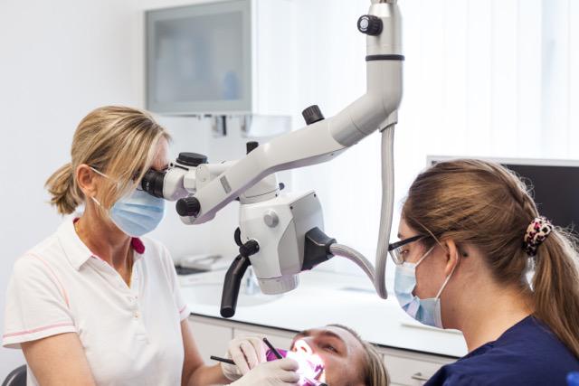 Behandlung in der Zahnarztpraxis City Dentist Baden-Baden - Dr. Isolde Schöpflin