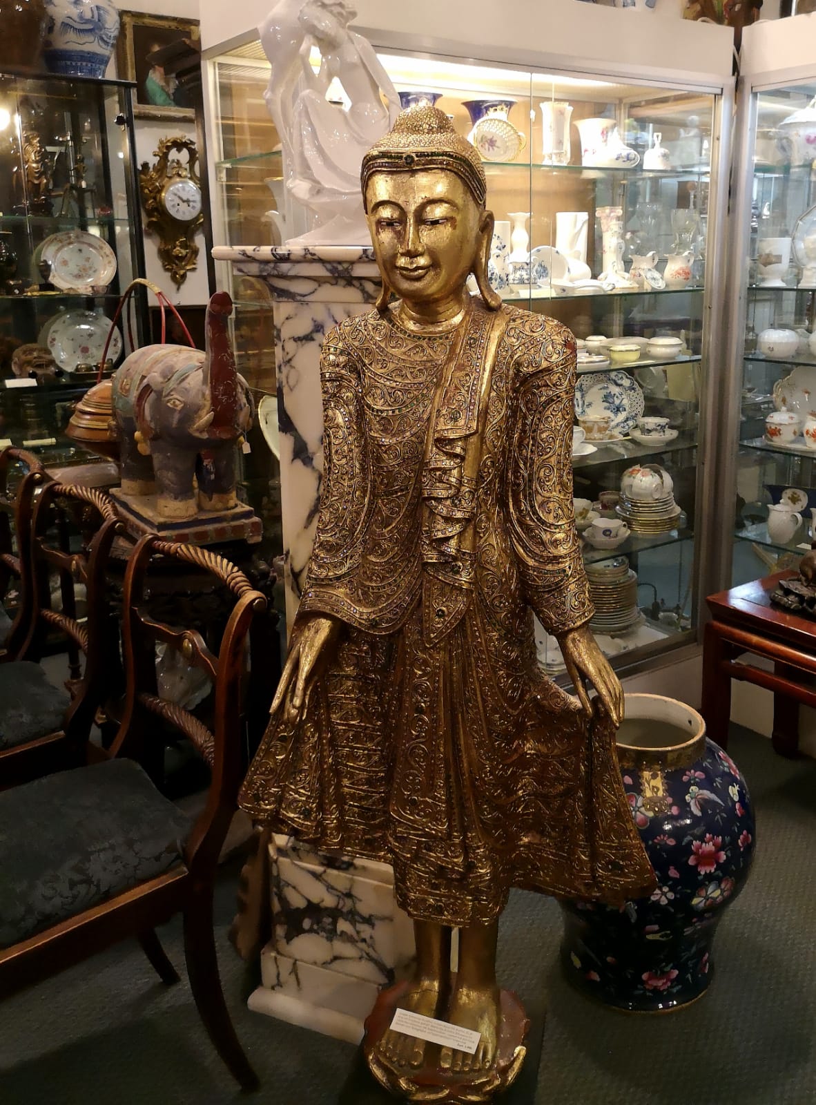 Große, goldene Buddha-Statue von Antiquitäten Beyer im Zentrum Münchens