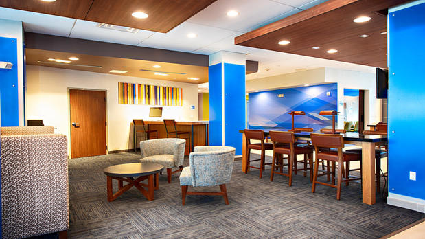 Images Holiday Inn Express & Suites Houston SW - Galleria Area by IHG
