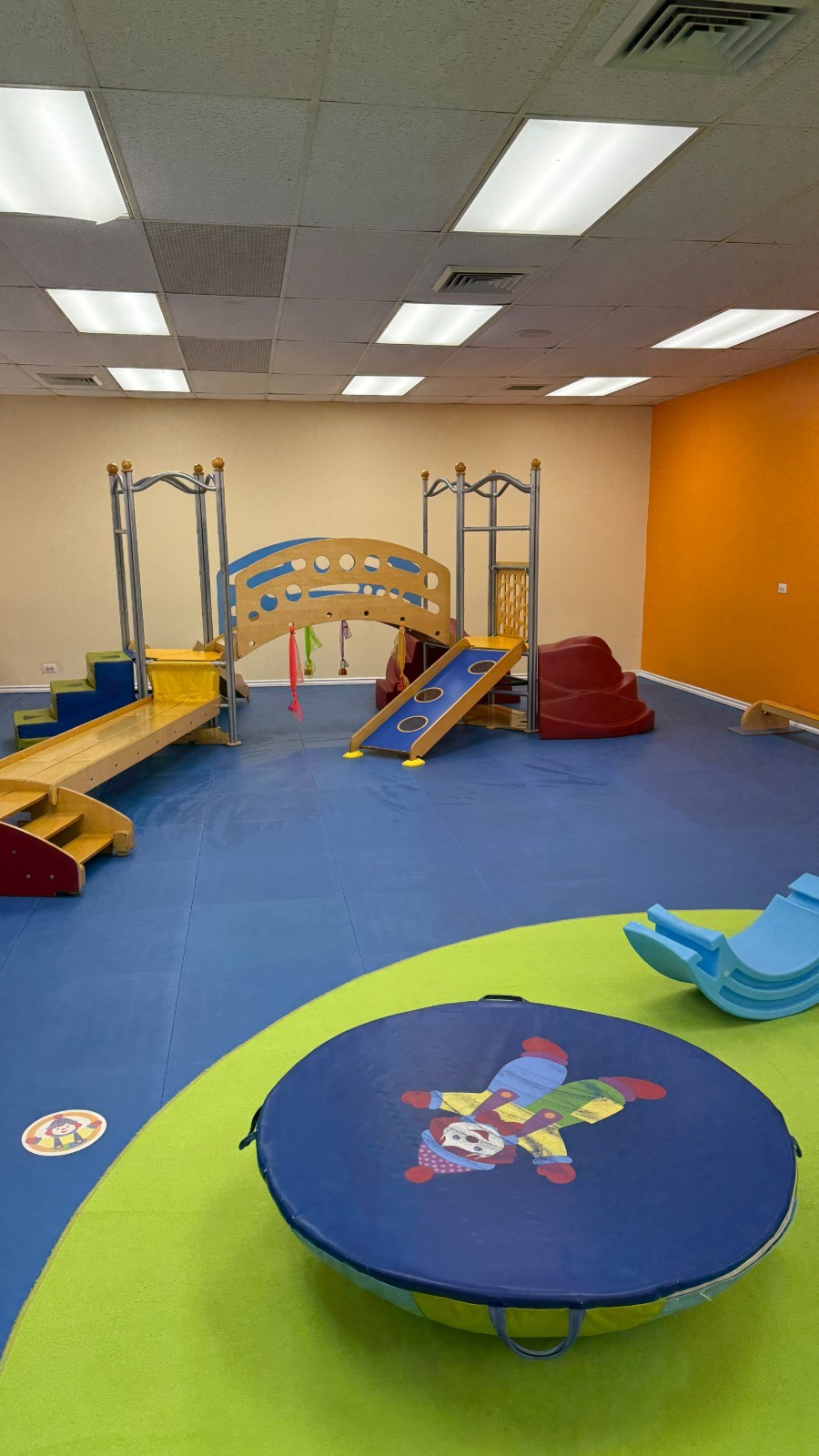 Every step, climb, and balancing attempt helps your child understand what their growing body can do. Our childhood development classes in Pearlridge make skill-building exciting through age-appropriate challenges and hands-on play.