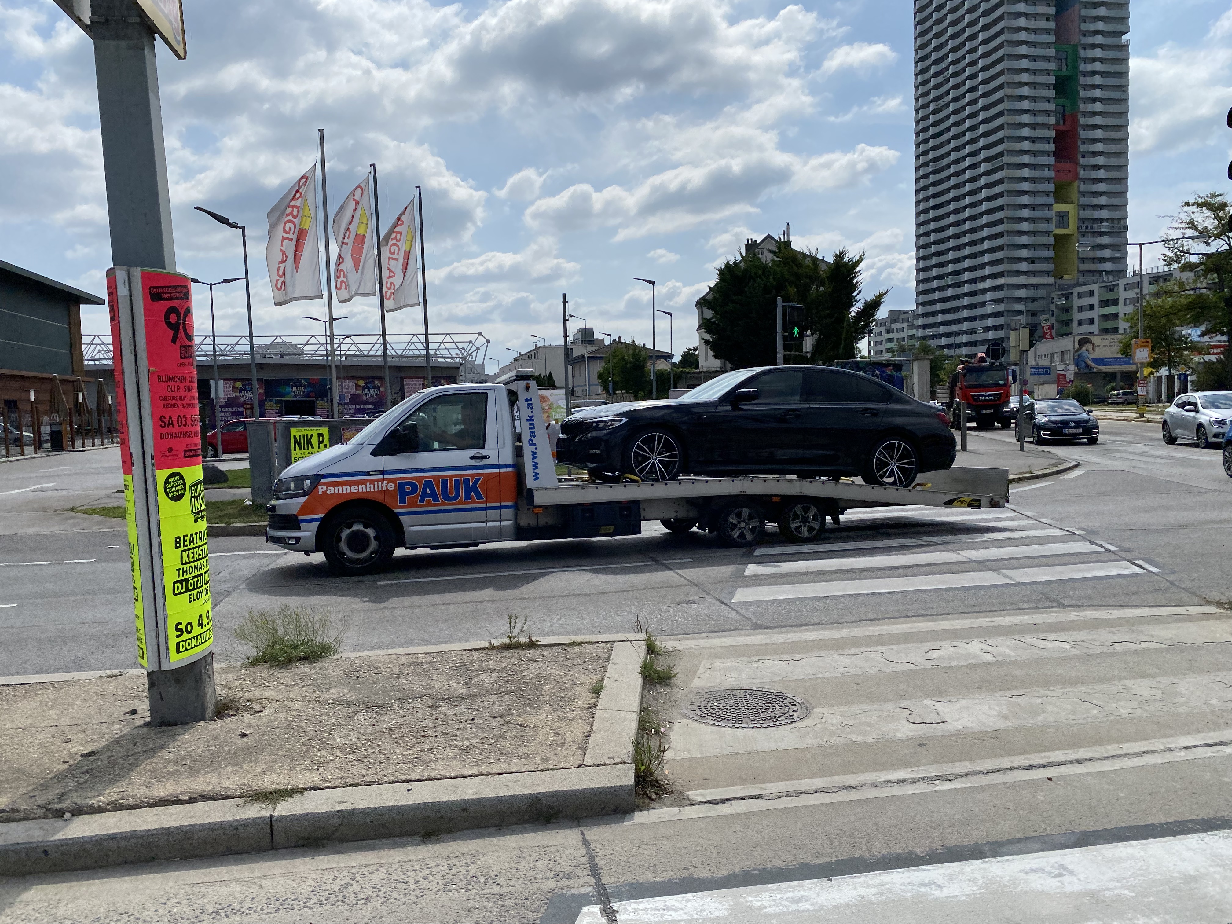 Bild zu Abschleppdienst Wien PAUK bei der Arbeit - Autotransport zur Werkstatt! Wir haben so viele Abschleppfahrzeuge im Fuhrpark, dass man in Wien täglich ein Fahrzeug unterwegs antrifft.  https://pauk.at #Abschleppdienst #Wien