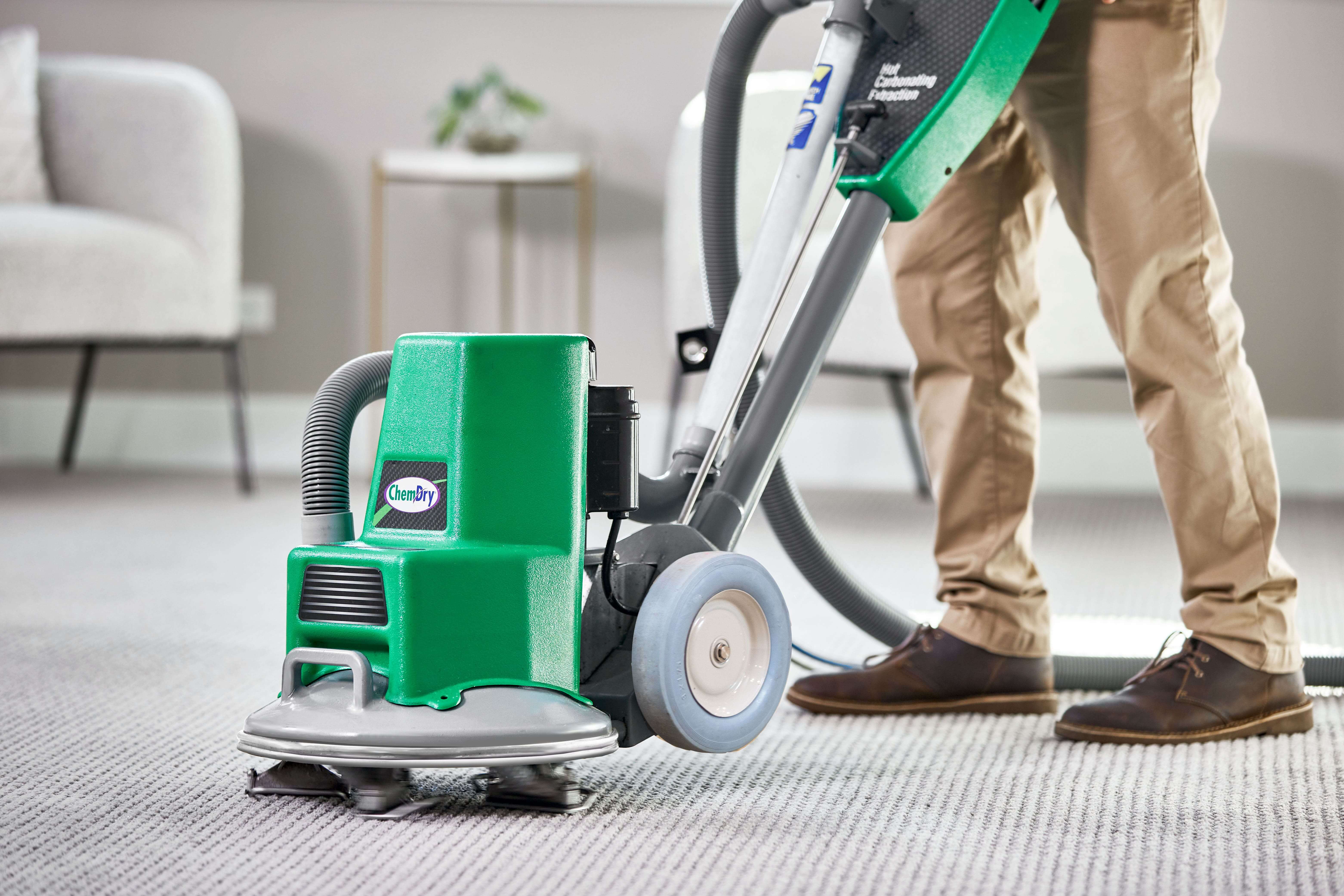 Tech performing carpet cleaning Orange County CA