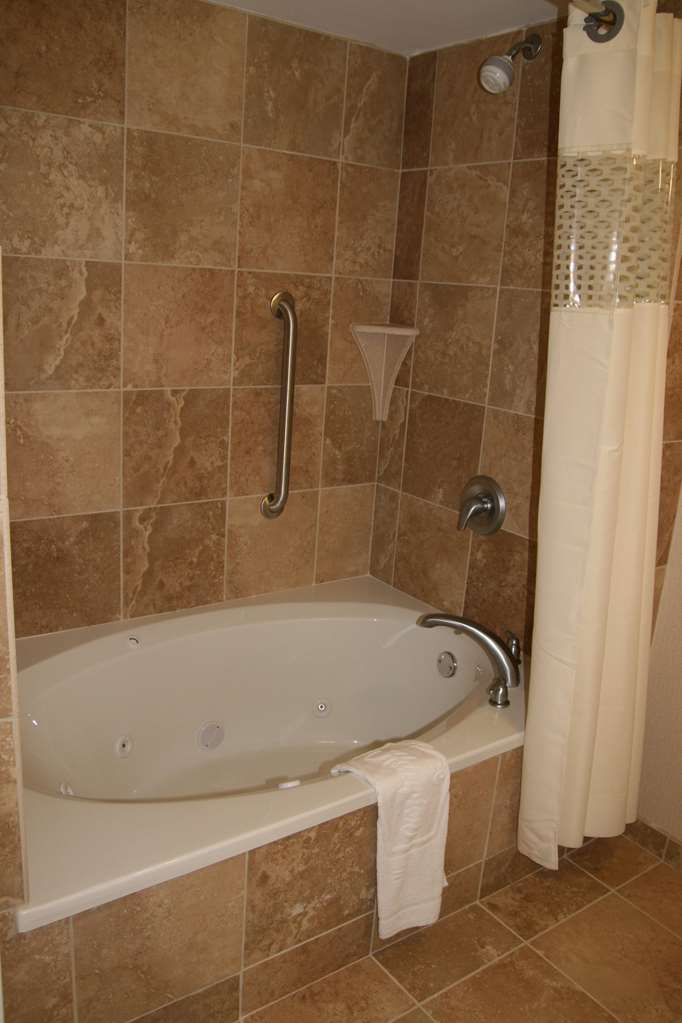 Guest room bath