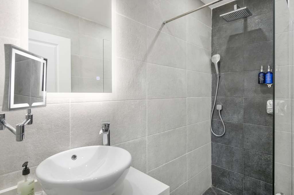 Guest room bathroom Radisson Blu Hotel, Perth Perth 01738 637237