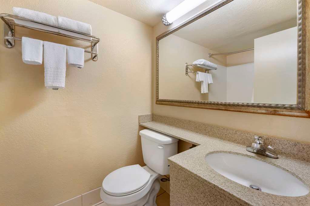 Double Guest Room Bathroom Best Western International Speedway Hotel Daytona Beach (386)258-6333