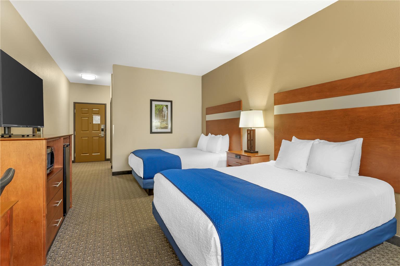 ADA - 2 Queen Beds w/ Roll In Shower