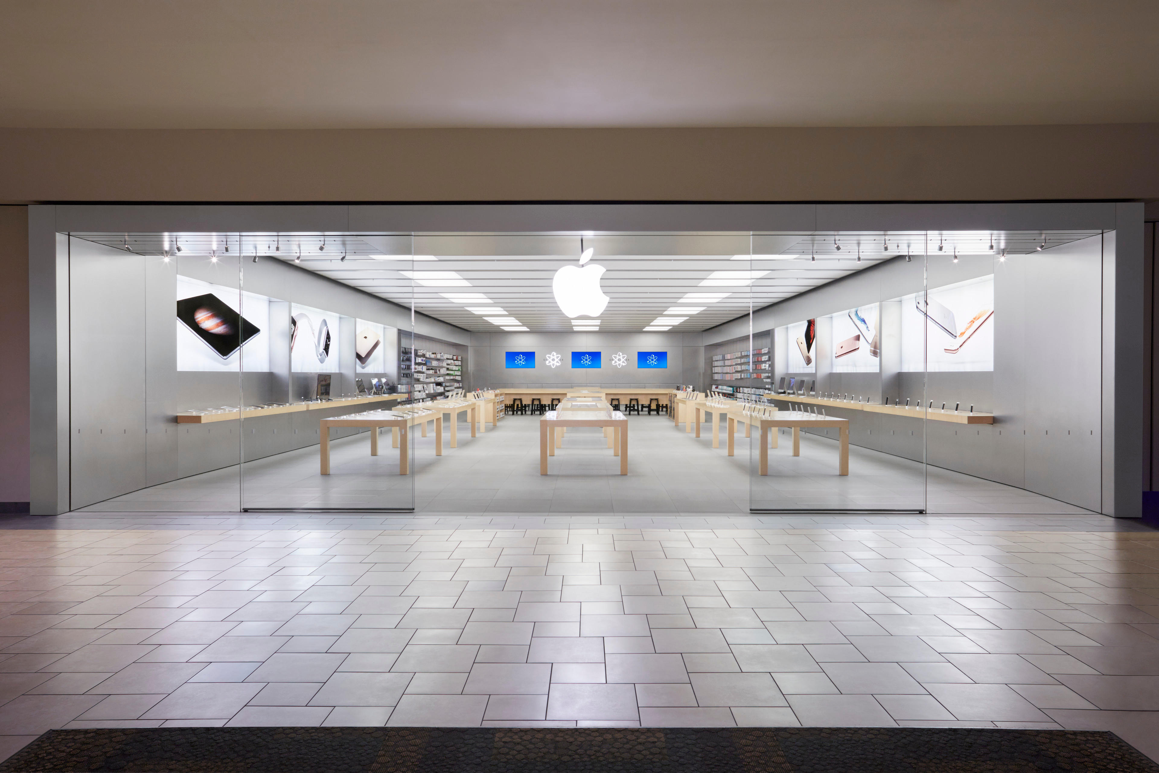 Эпл стор цена. Интерьер Apple. Магазин Apple внутри. Apple Store Краснодар. Apple Store 2023.