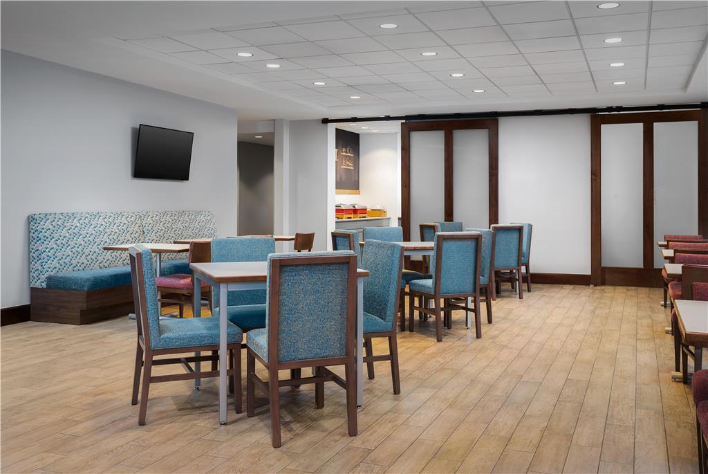 Hampton Inn & Suites Omaha-Downtown