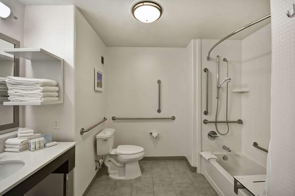 Guest room bath