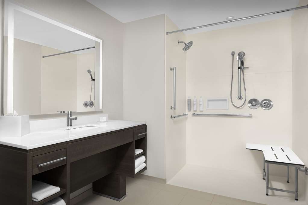 Guest room bath
