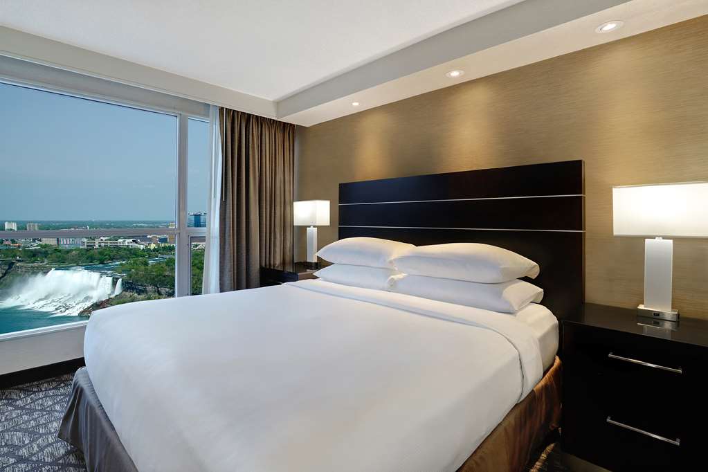 Embassy Suites by Hilton Niagara Falls Fallsview in Niagara Falls: Guest room