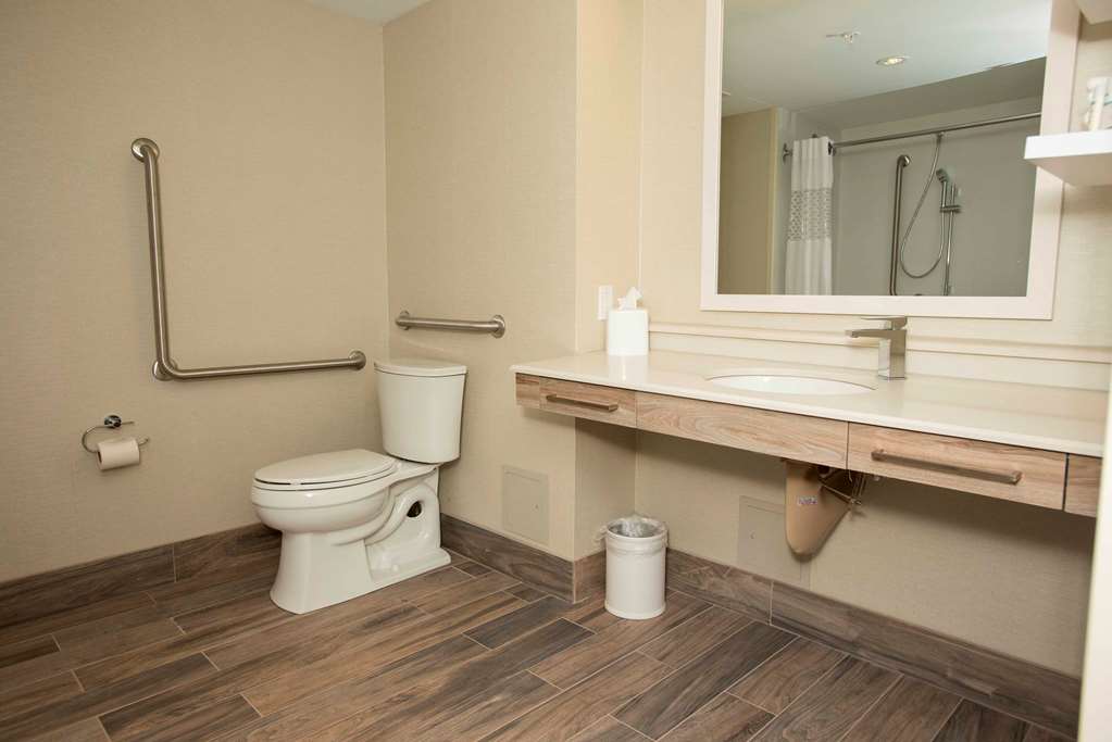 Guest room bath Hampton Inn & Suites by Hilton Thunder Bay Thunder Bay (807)577-5000