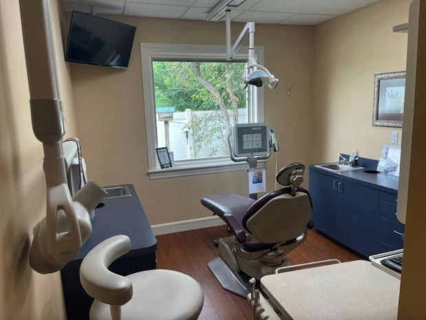 Images Warren R. Gase, DDS