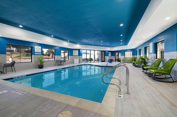Images Hampton Inn & Suites Marina