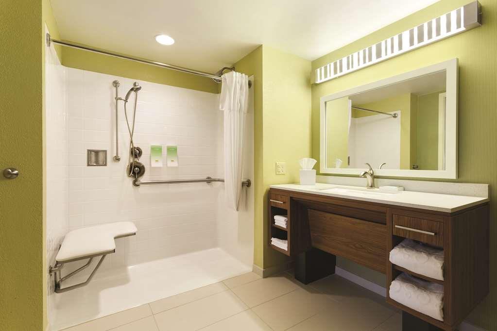 Guest room bath