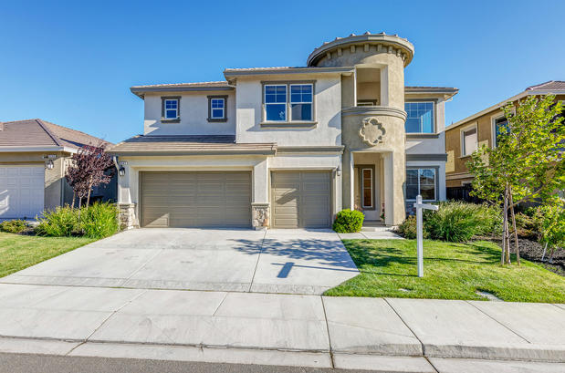 Images Amber Hom Realm Real Estate
