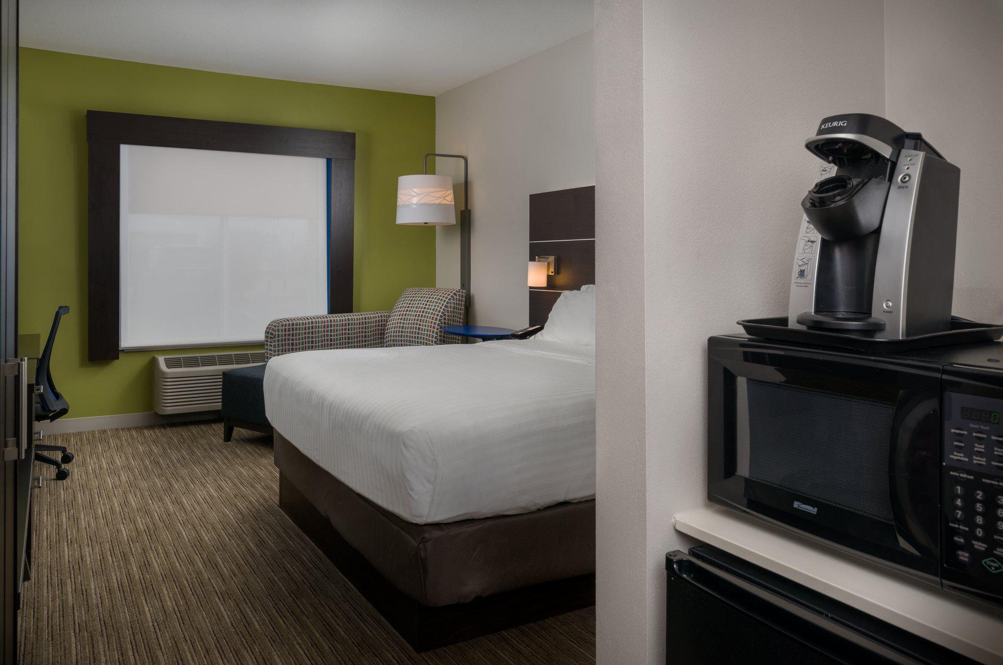 Holiday Inn Express & Suites Lawrence, an IHG Hotel