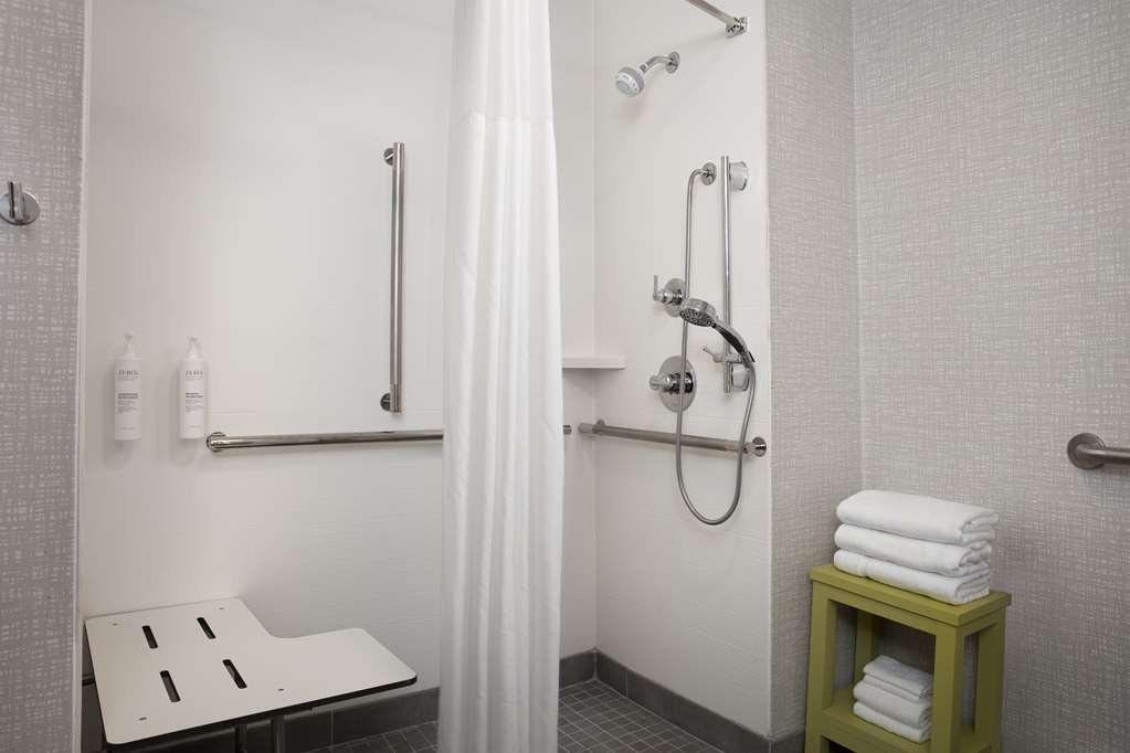 Guest room bath