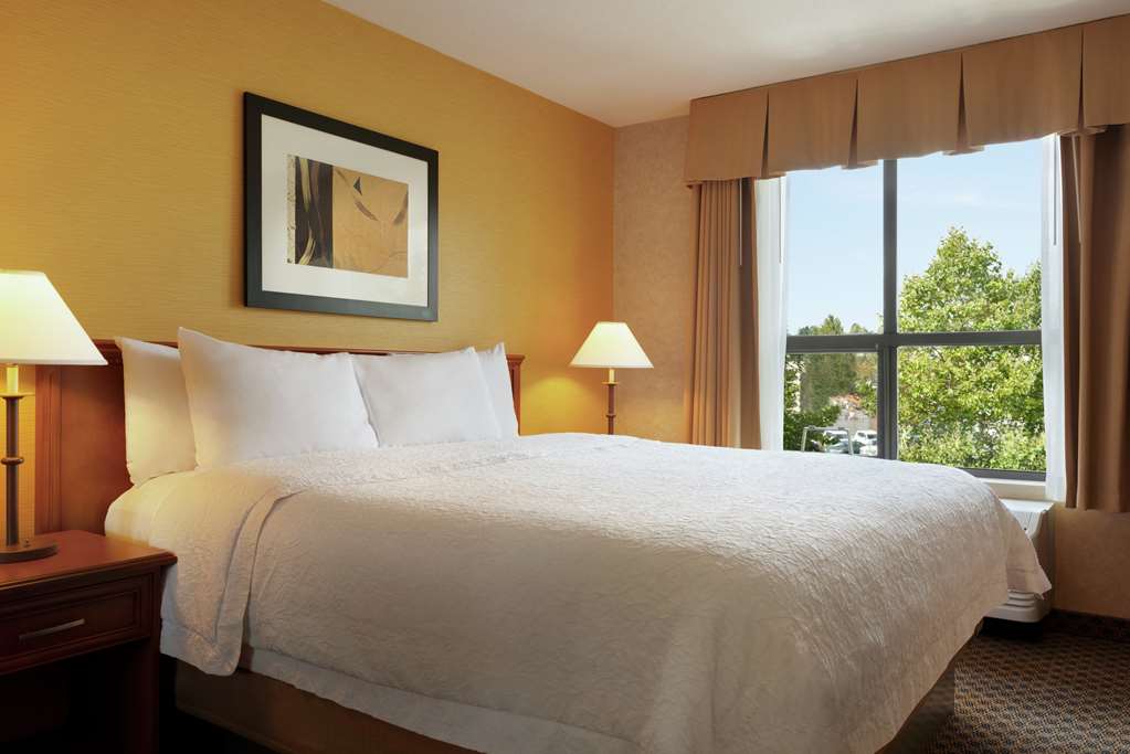 Hampton Inn & Suites by Hilton Langley-Surrey à Surrey: Guest room
