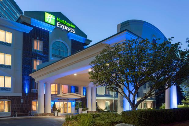 Images Holiday Inn Express & Suites Tower Center New Brunswick, an IHG Hotel