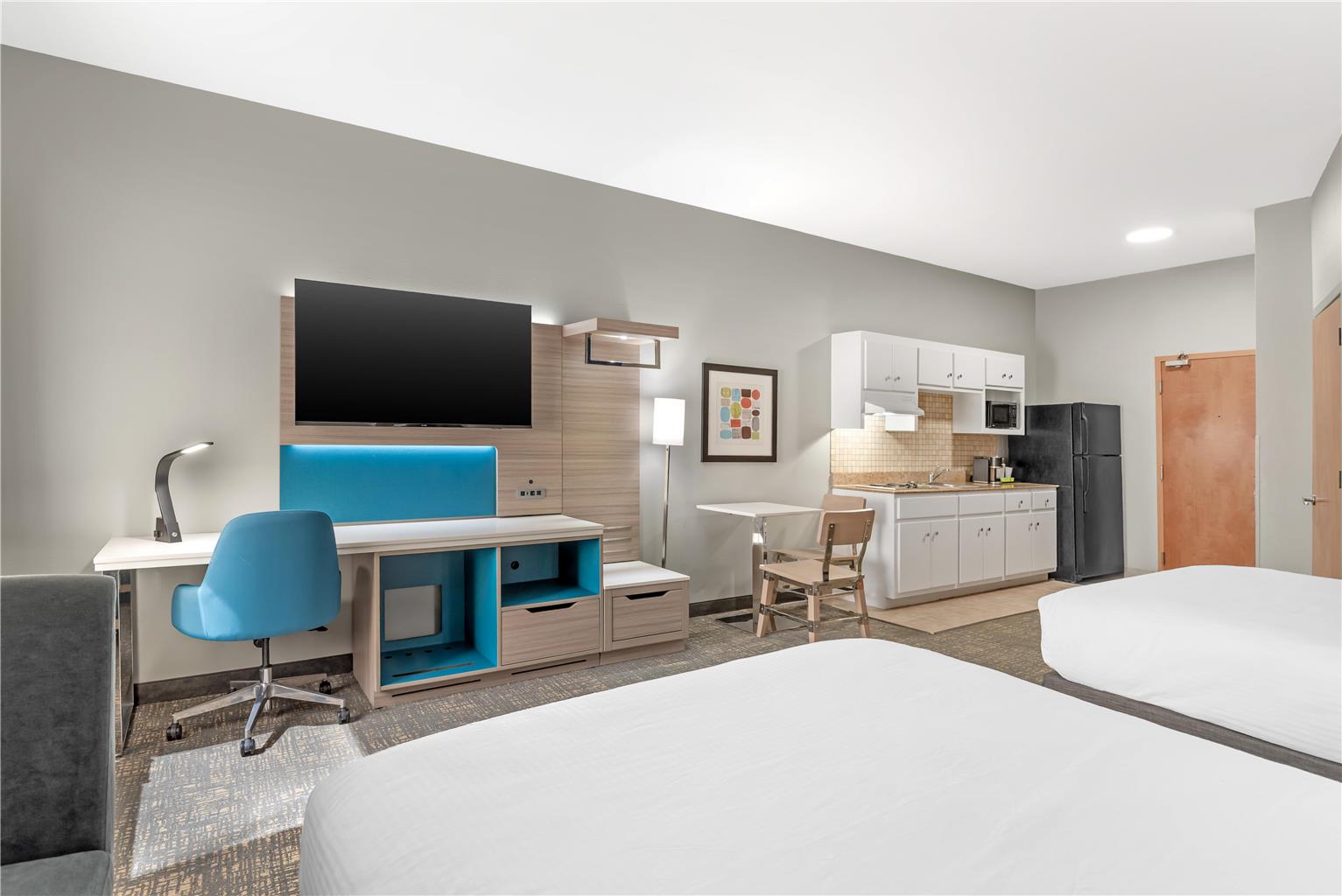 2 Queen Beds + Full Kitchen