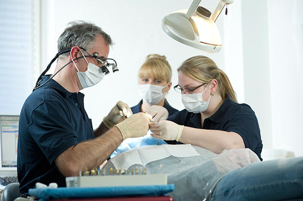 Zahnarzt Implantologie & Ästhetische Zahnheilkunde Dr.med.dent. Matthias Birgel, Moerser Straße 100 A in Meerbusch