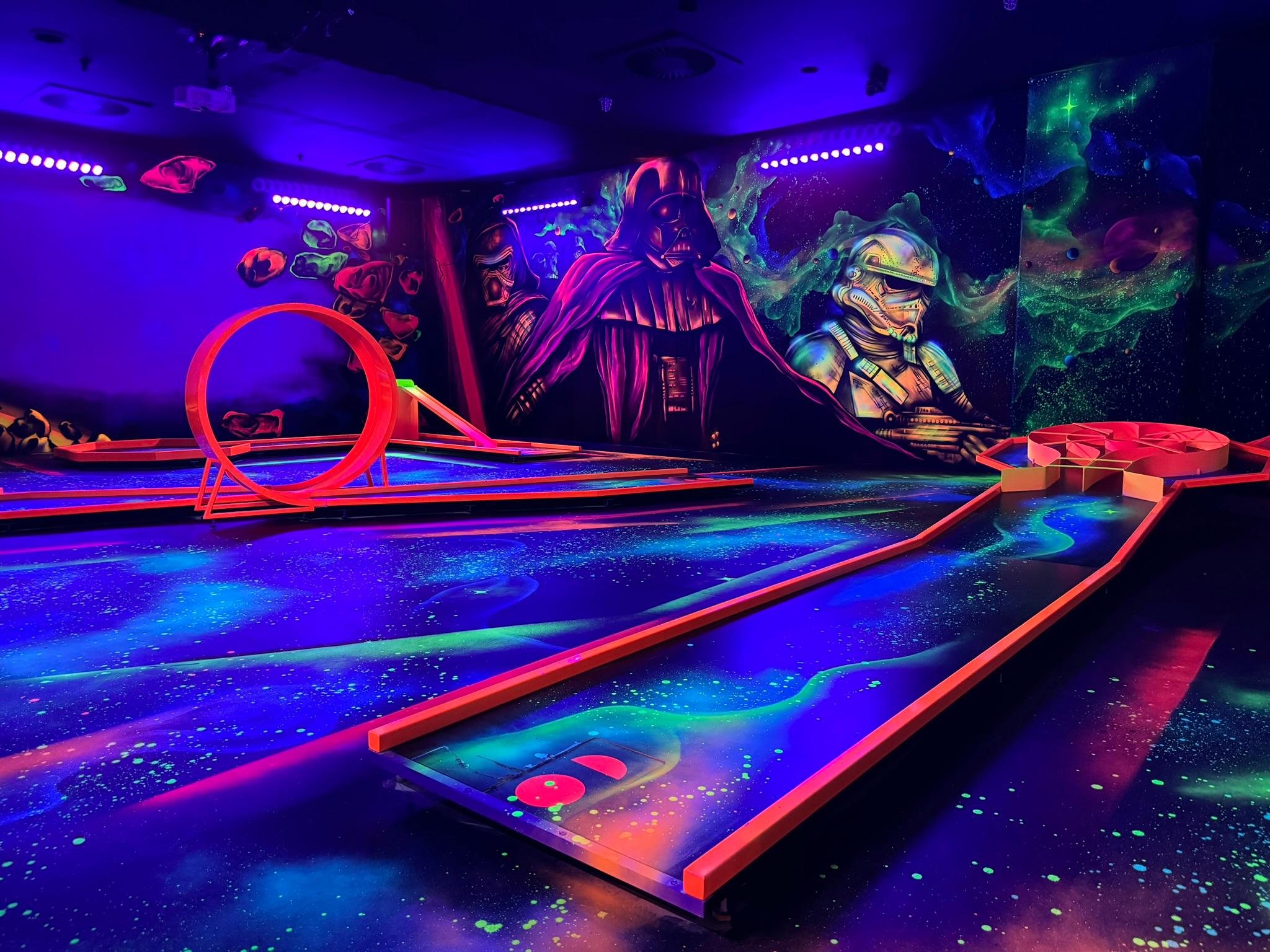 GlowZone 4D Schwarzlicht Minigolf Essen - West Borbeck, Wüstenhöferstraße 234 in Essen