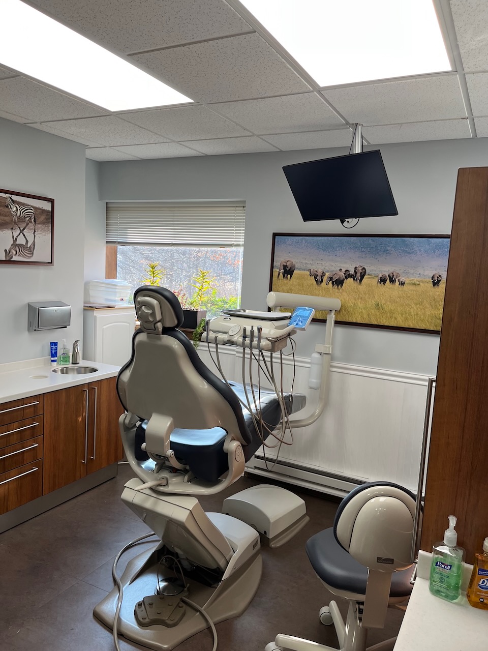 Dental Associates, LLP is a general, restorative & cosmetic dental office in Farmington, CT. We value our patient relationships and make it our priority to deliver the gentle, compassionate care that you deserve. We have developed a practice that can cater to all of your dental needs in one location. The result is comfortable, convenient dentistry of the highest quality.
Located near the UCONN Health Center and American Red Cross in Farmington, CT.