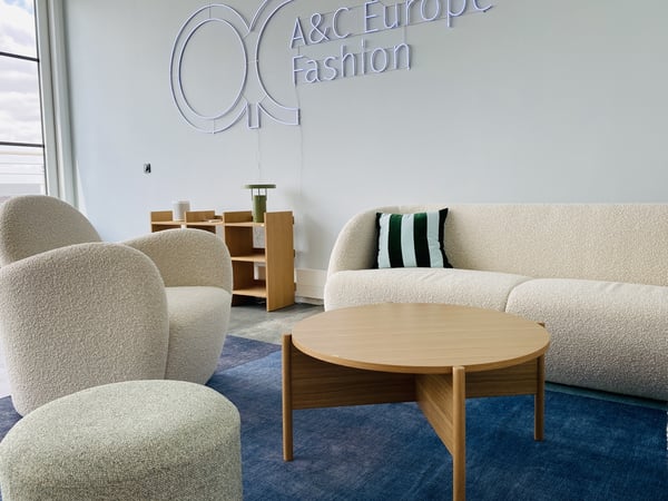 Dieser lichtdurchflutete Showroom in Düsseldorf zeigt, wie viel Charakter auch mit kleinem Budget entstehen kann. Farben und Möbel halten sich bewusst im Hintergrund, damit die Mode im Mittelpunkt steht – ruhig, aber trotzdem gemütlich, offen und ei...