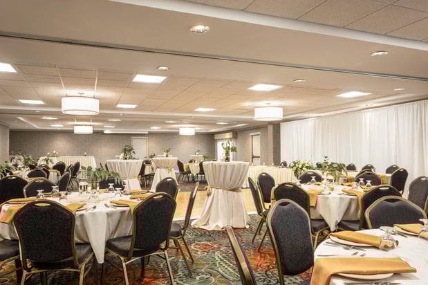 Images Holiday Inn & Suites Council Bluffs-I-29 by IHG