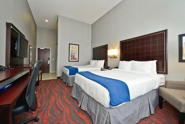 Images Holiday Inn Express & Suites Utica, an IHG Hotel