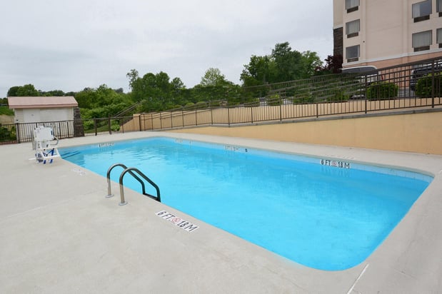 Images Holiday Inn Express & Suites Greensboro-(I-40 @ Wendover) by IHG