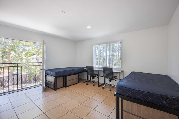 Images Solis Isla Vista