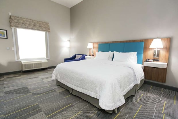 Images Hampton Inn Mustang